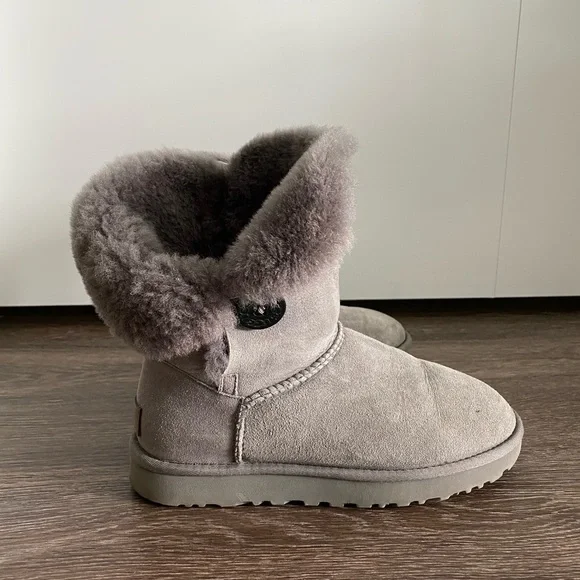 UGG - Bailey Button II - Picture 2 of 4